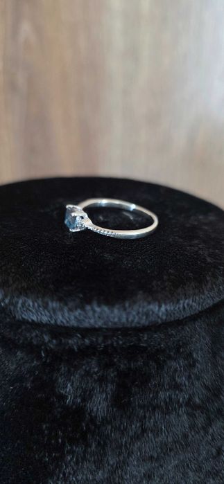 Wyrób Jubilerski Używany Pierścionek Białe Złoto Błękitny Kamień