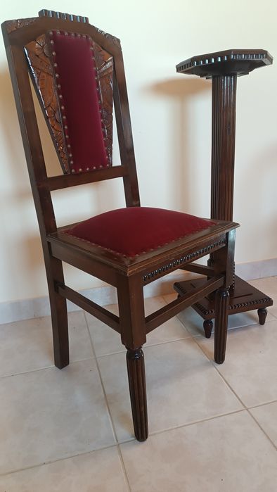 Conjunto de cadeiras e madeira antiga, com estofos em veludo