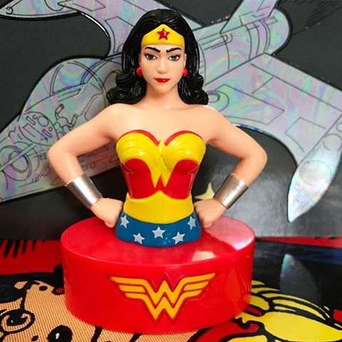 Wonder Woman caixa - figura com som + livrete - NOVO - PORTES GRÁTIS
