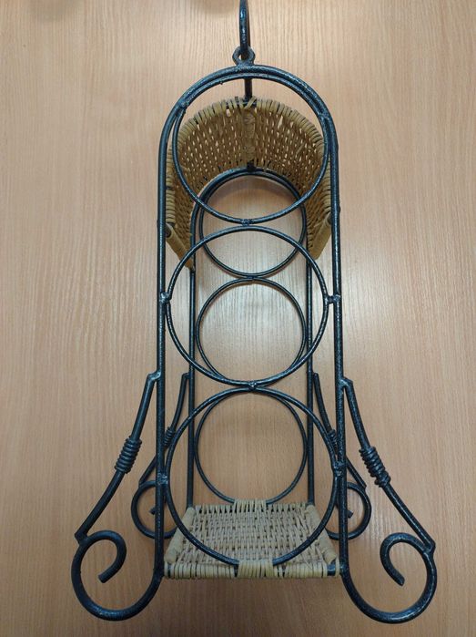 Ratanowy stojak do wina metaloplastyka