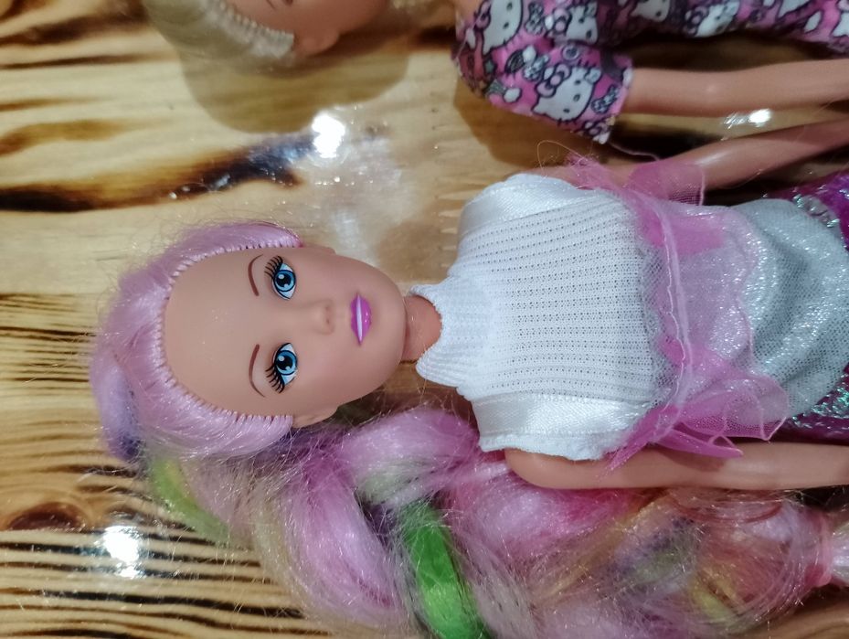 Piękna lalka Barbie tęczowe włosy