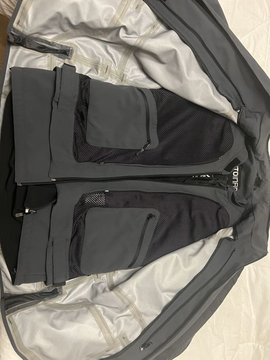Vendo Fato para andar de Moto como novo um exelente fato para quem hosta de uma joa qualidade e proteccao