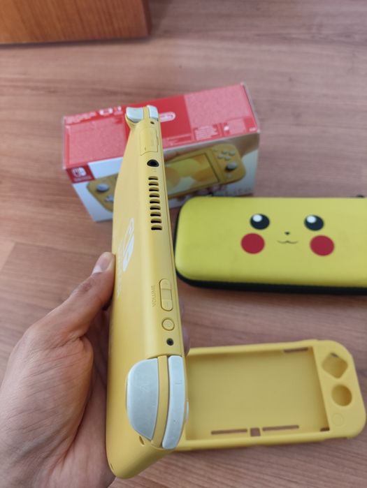 Nintendo Switch Lite Amarela + Estojo Pikachu + Capa Protetora