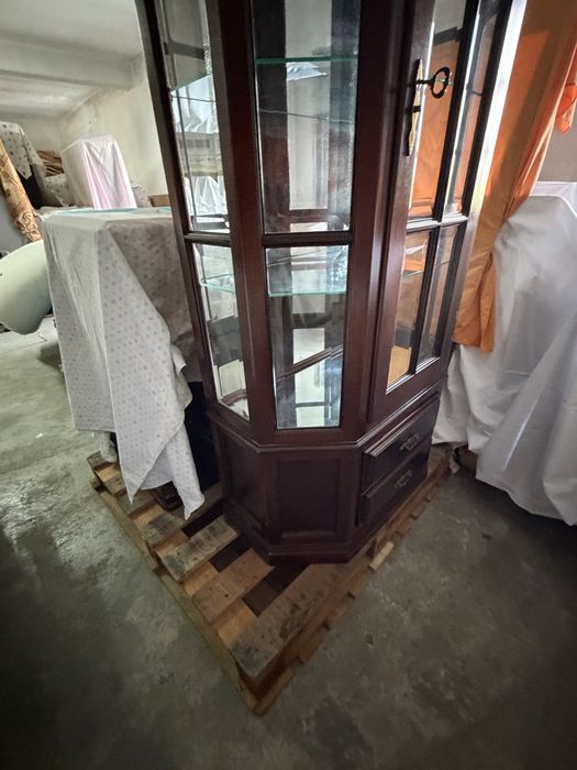 Vitrine em madeira