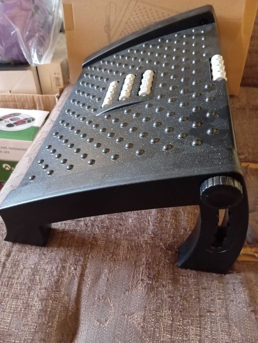 Ergonomiczny podnóżek z regulowaną wysokością.