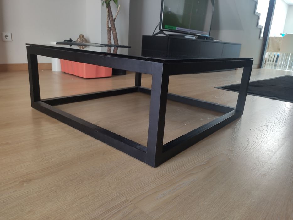 Mesa de sala quadrada com tampo em vidro