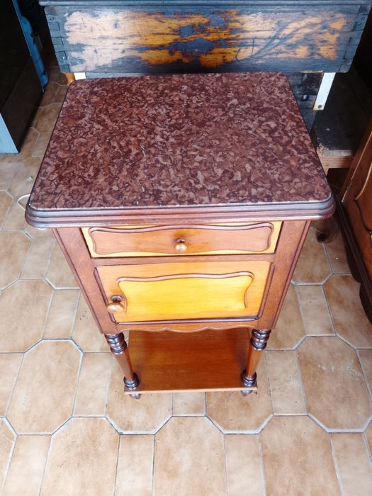 , Mesa de cabeceira com base de mármore e penico, século