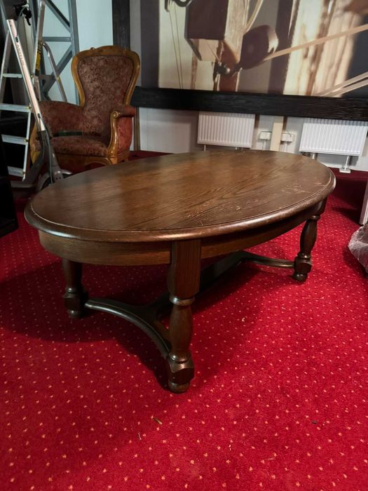 Dwa fotele ze stolikiem. Antyczne.