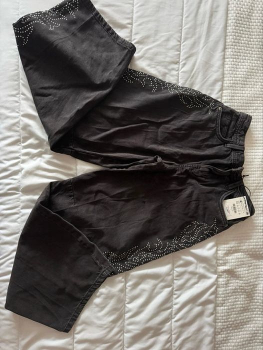calça preta com detalhes