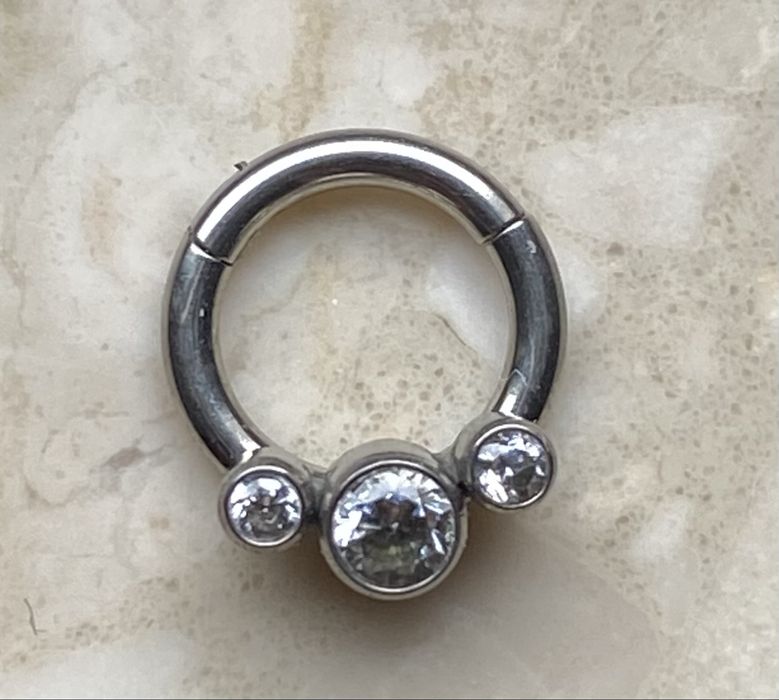 Unisex kolczyk 6 mm piercing 16G kółko segment ring Tytan