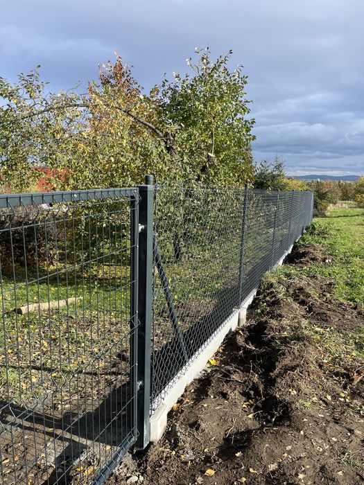 Montaż ogrodzeń (panel, siatka, beton, drewno)
