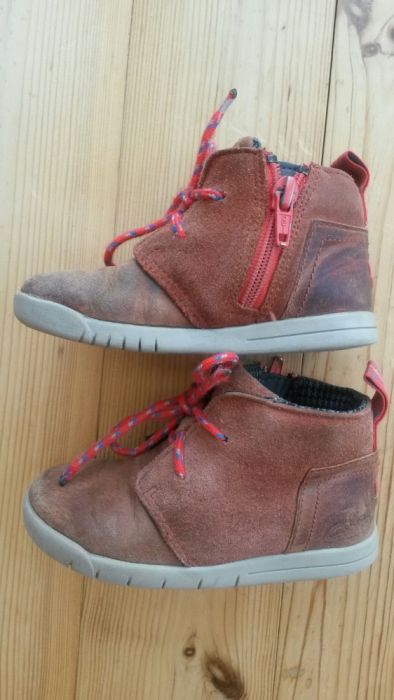 Продам осенние ботиночки ботинки clarks