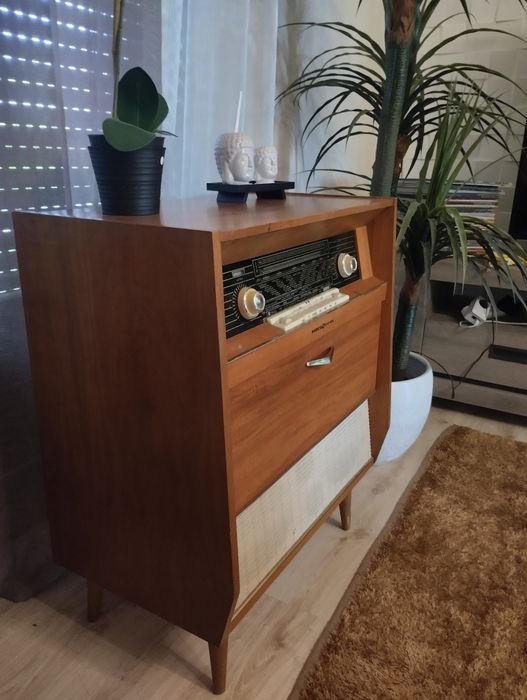 Móvel rádio e gira discos