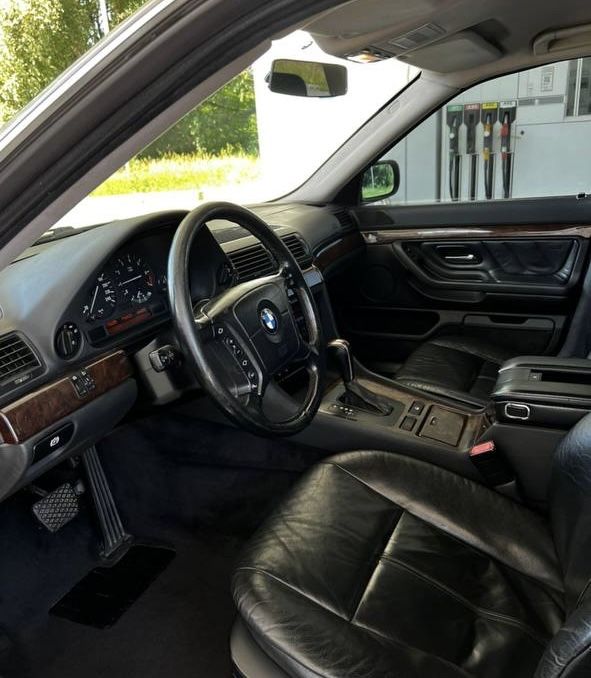 BMW E38 1999 2.8