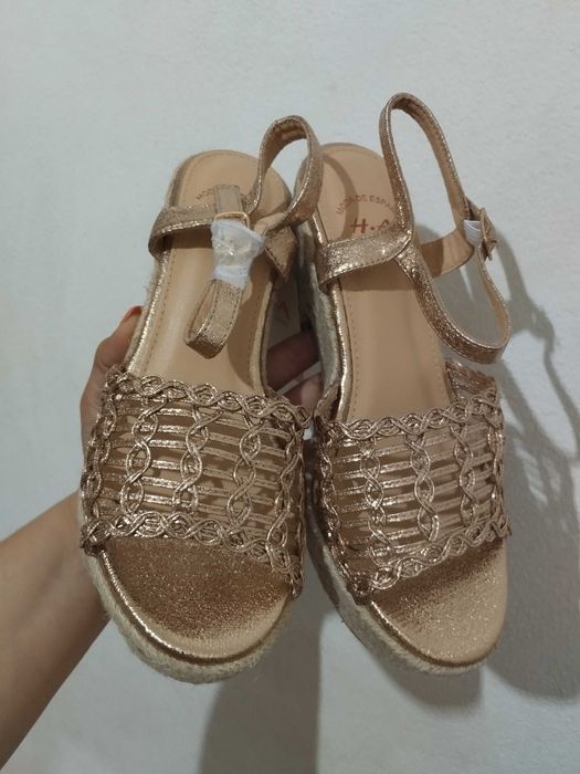 Sandálias com tacão douradas novas
