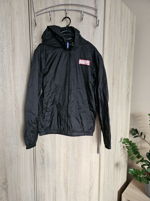Czarna z nadrukiem kurtka przejściowa Marvel rozmXS