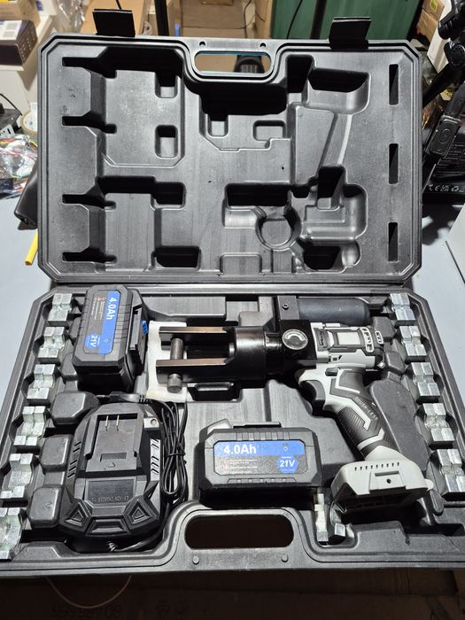 Гідравлічні кліщі для клем та наконечників.