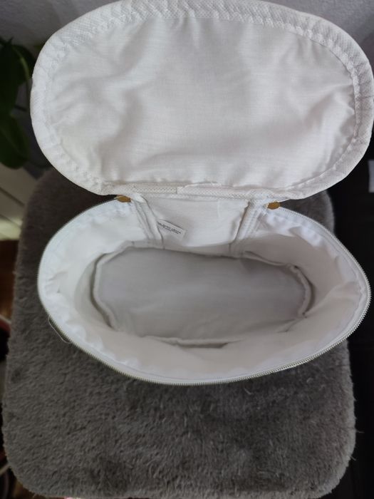 Nécessaire bege com brilho da Yves Rocher