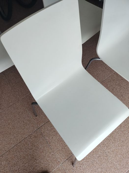 12 cadeiras brancas IKEA