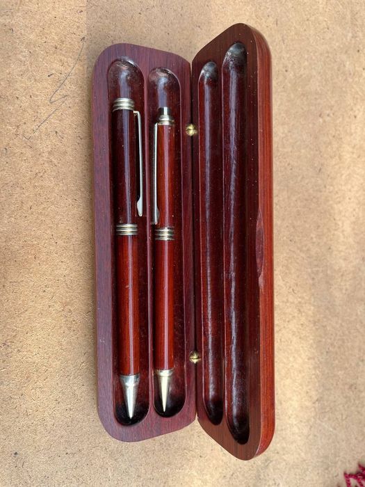 Ручка и карандаш в коробочке.