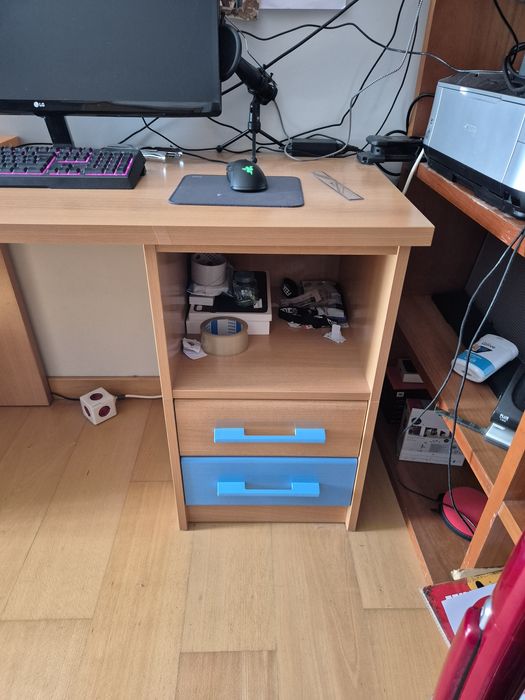 Secretária com estrutura maciça