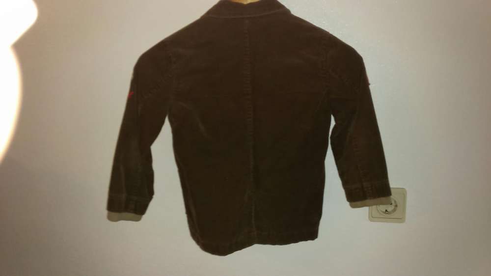 Casaco castanho tipo blaser de bombazine para rapaz da Zara.