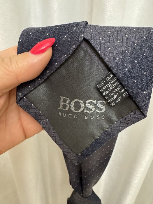 Продаю шелковые галстуки HUGO BOSS оригинал
