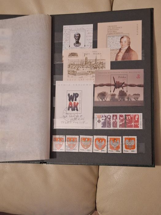 Klaser ze znaczkami w bardzo dobrym stanie