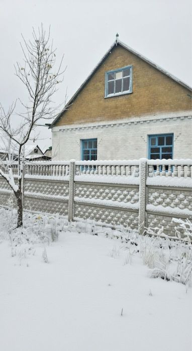 Продаж цегляного будинку в центрі смт Володарка