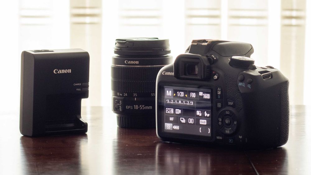 Máquina fotográfica Canon como nova