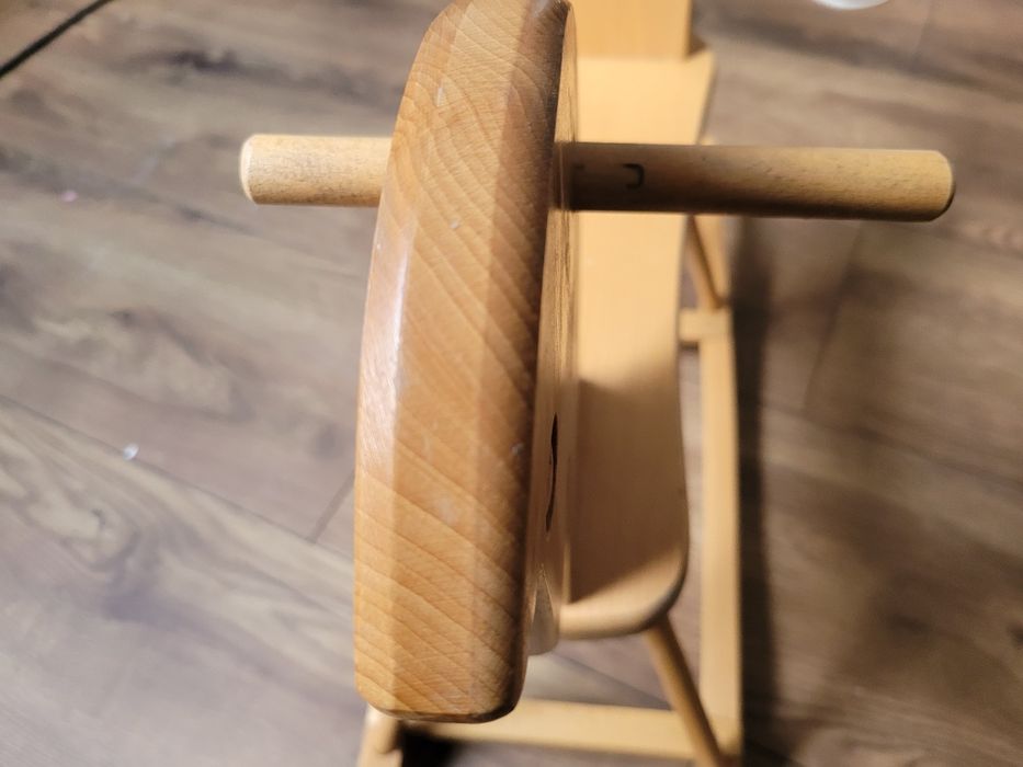 Drewniany konik na biegunach