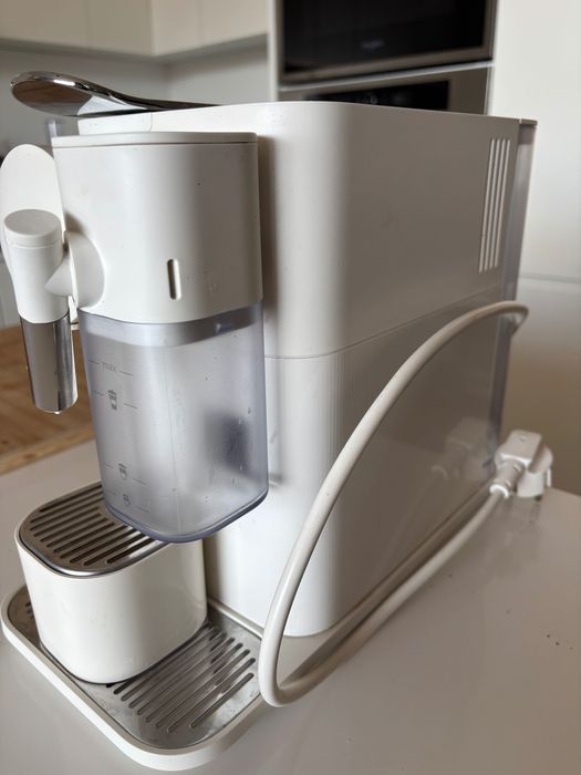 Máquina de café NESPRESSO Latissima