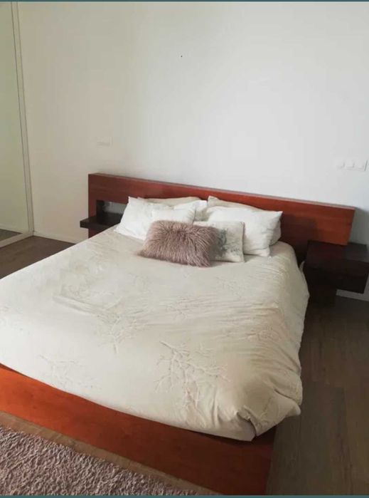 Cama casal em madeira