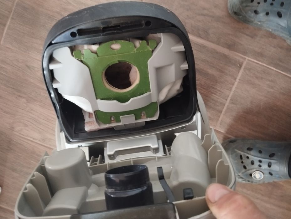 Продам кавоварку капсульну робоча та полисос телевізори