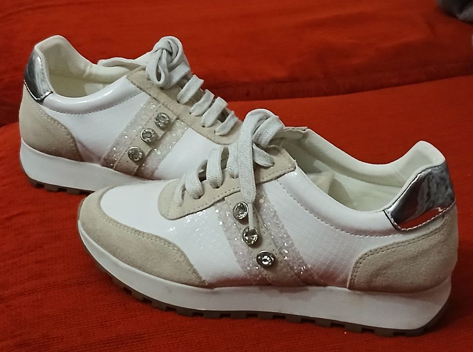 Vendo SAPATILHAS 35/36 usadas 1 vez, muito confortáveis como novas .