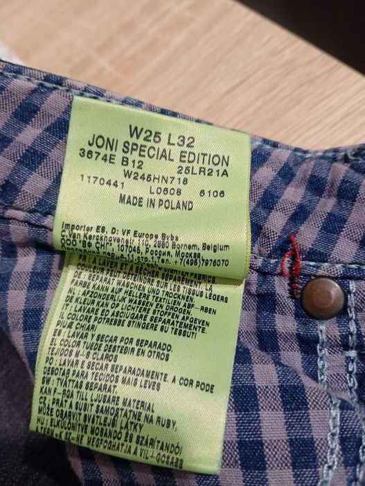 Damskie spodnie marki Wrangler