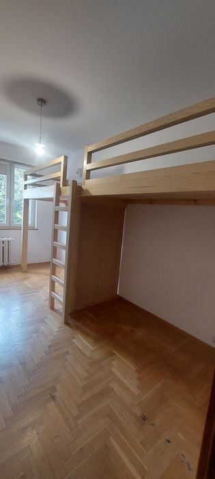 Łóżka na antresoli zabudowy z drewna