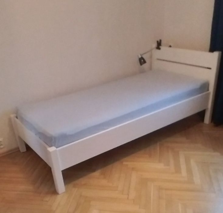 Białe łóżko pojedyńcze