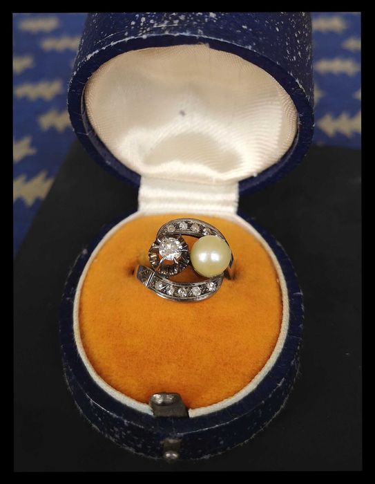 Anel em Ouro Branco com Diamantes Naturais e Pérola Verdadeira