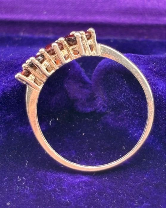 Srebrny pierścionek z granatami 0941