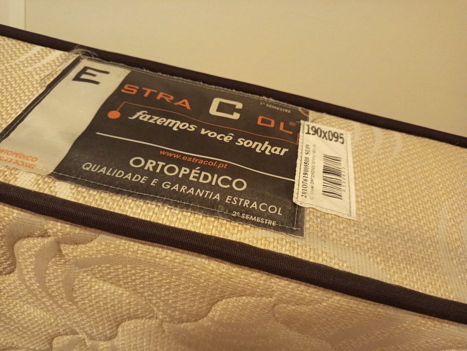 Cama solteiro em madeira com colchão