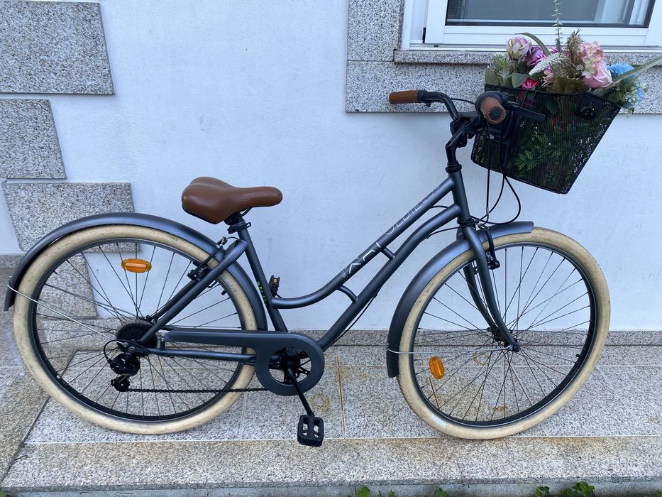 Bicicleta feminina aro 28 - com cesto de flores e capacete
