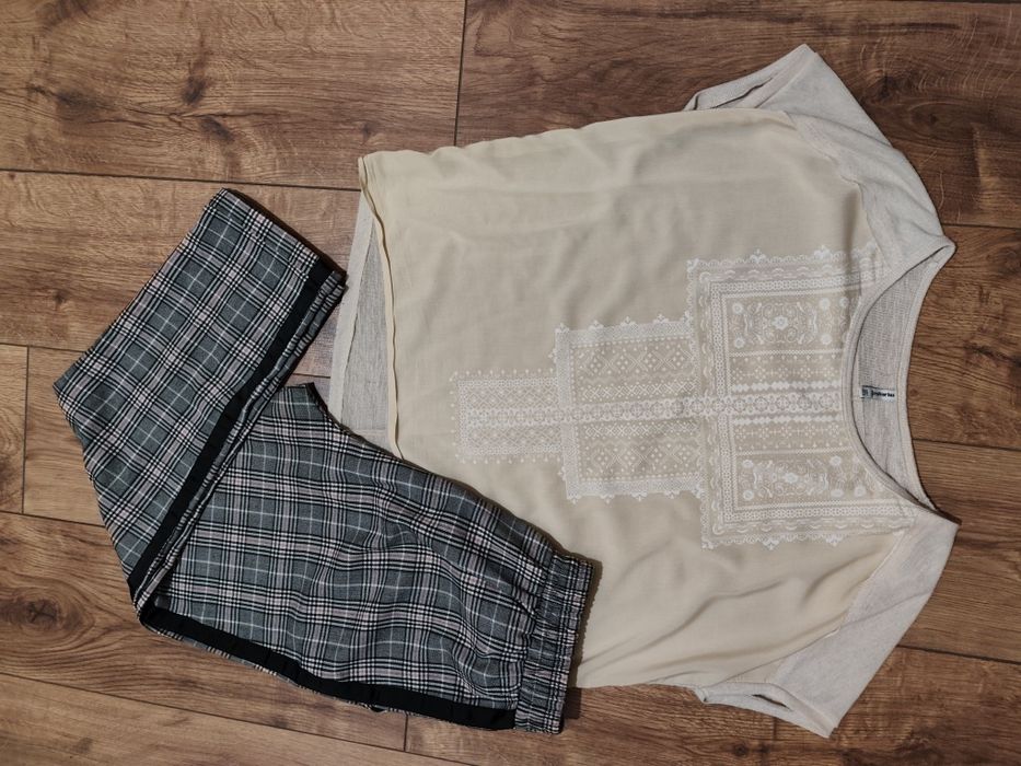 Jasno beżowy t-shirt z aplikacją, S