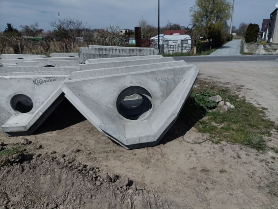 Zbrojona  ścianka przepustu fi 300mm. Zakończenie  przepustu,  p