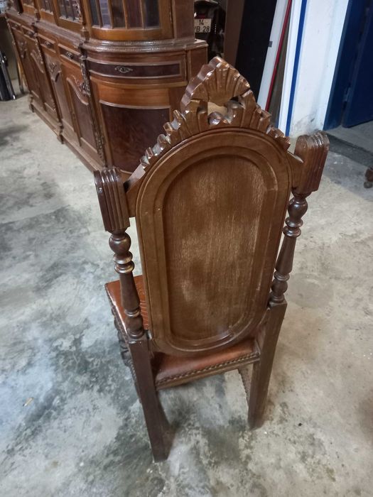 Cadeira madeira e couro (conjunto de 6 mais mesa 125€)