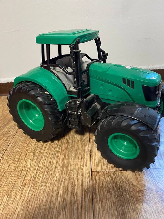 Трактор игрушечный