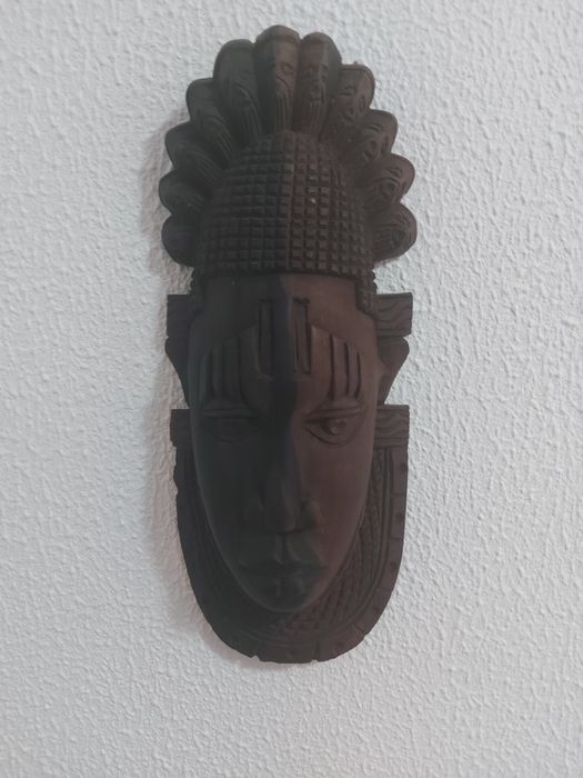 Moldura feita de pau preto...