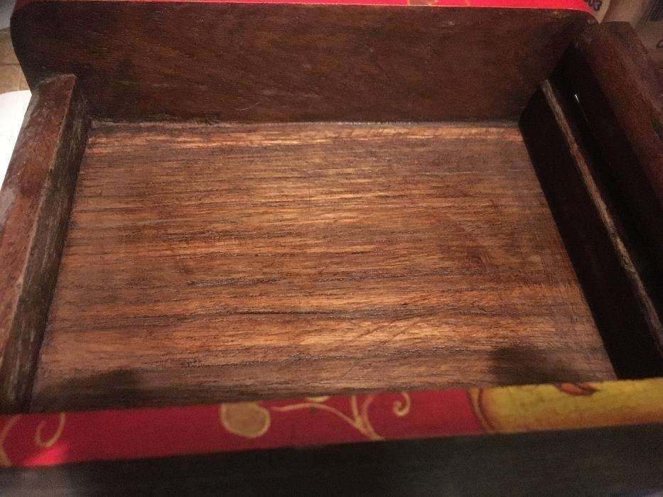 Caixa de madeira pintada