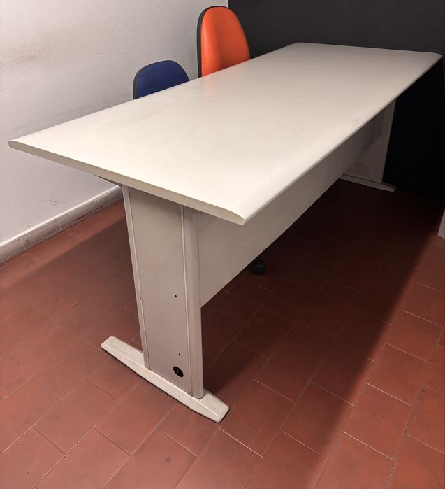 Vendo mesa em excelente estado com 1,80 comprimento por 0,80 de largur