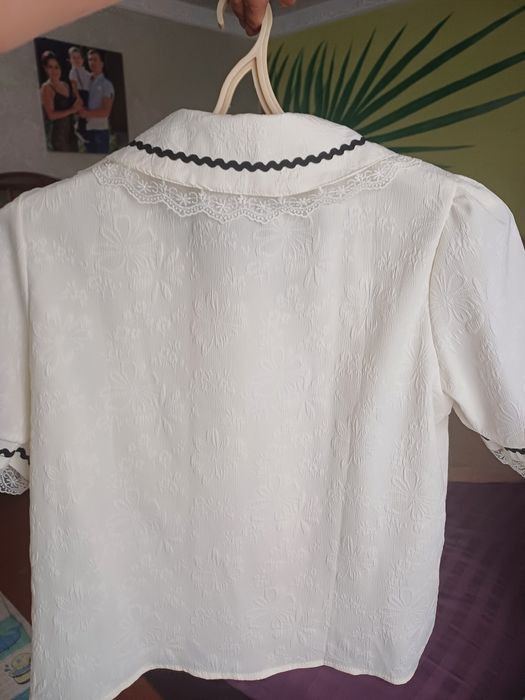 Жіноча елегантна біла блуза